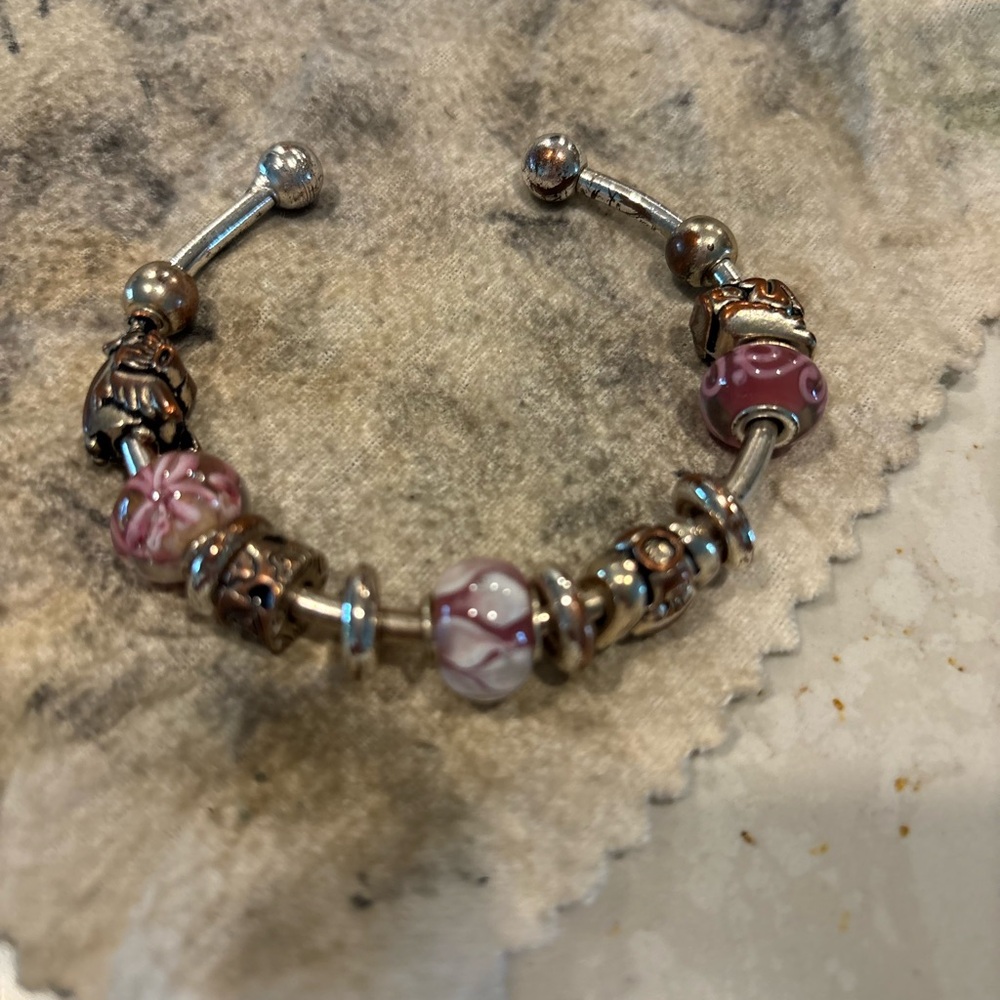 SELLING AS A BUNDLE.
Elegant Silver and Pink Beaded Bracelet .